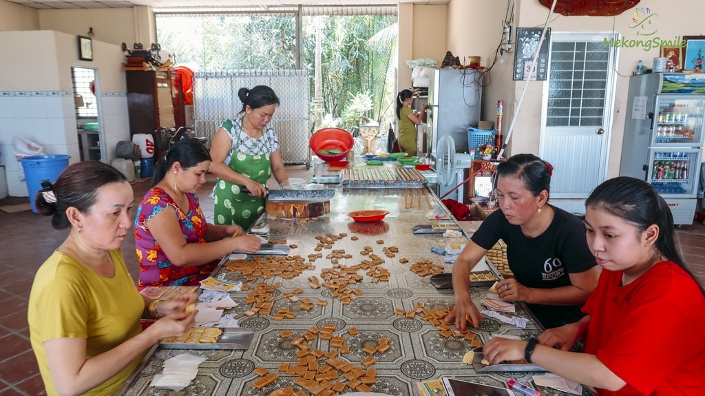 Làm kẹo dừa truyền thống tại Tiền Giang - tour Cần Thơ Tiền Giang Bến Tre 1 ngày
