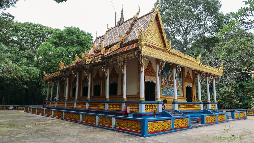 Chánh điện chùa Dơi