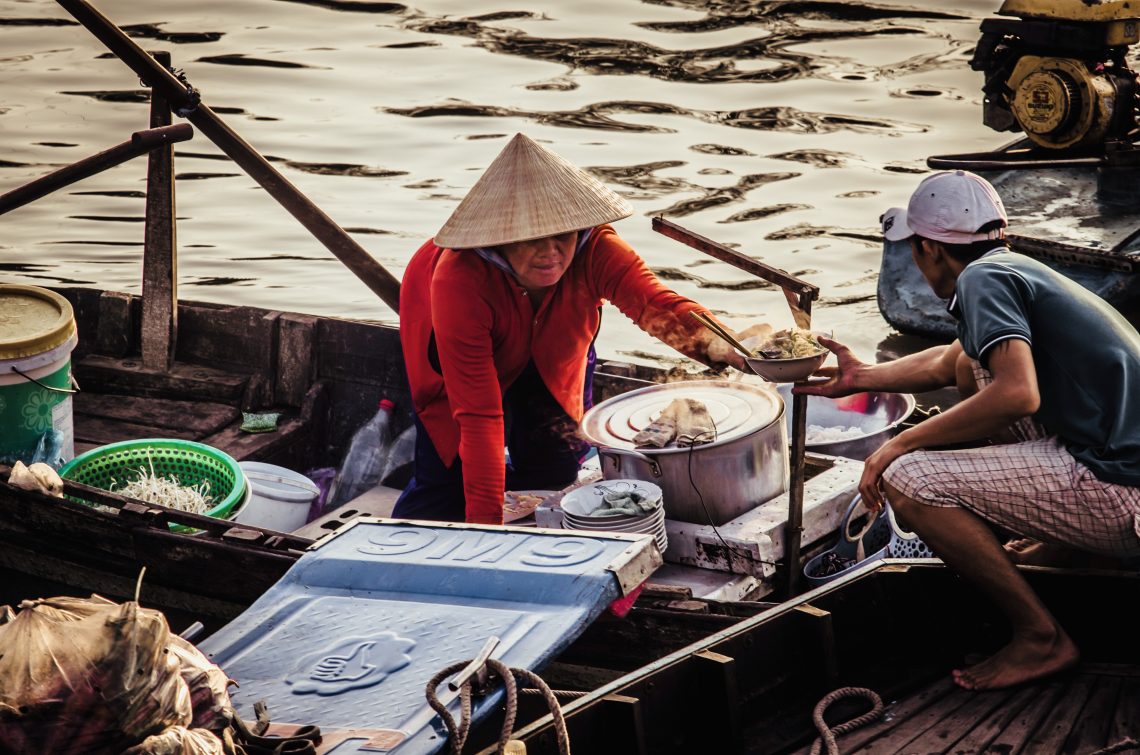 Trải nghiệm cảm giác ăn sáng bồng bềnh trên sông trong tour chợ nổi Phong Điền