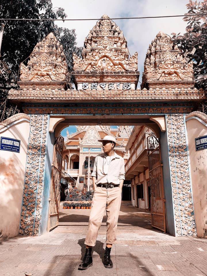 Check in trước Cổng chùa Muniransay Cần Thơ
