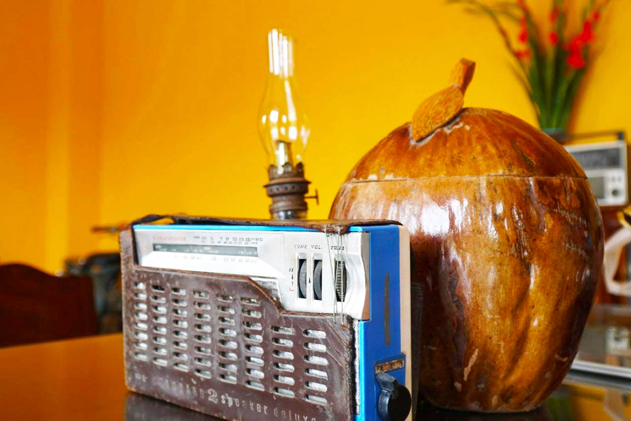 Vật dụng xưa cũ trong căn nhà ký ức - đèn dầu, radio
