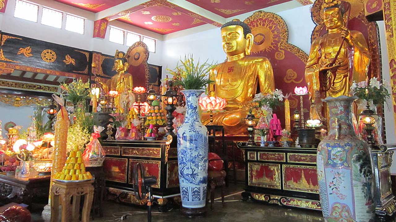 Bàn thờ chính chùa Vĩnh Nghiêm