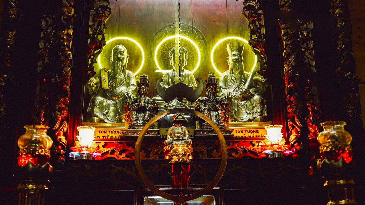 Bàn thờ Tam giáo Thánh Nhân ở giữa chánh điện chùa