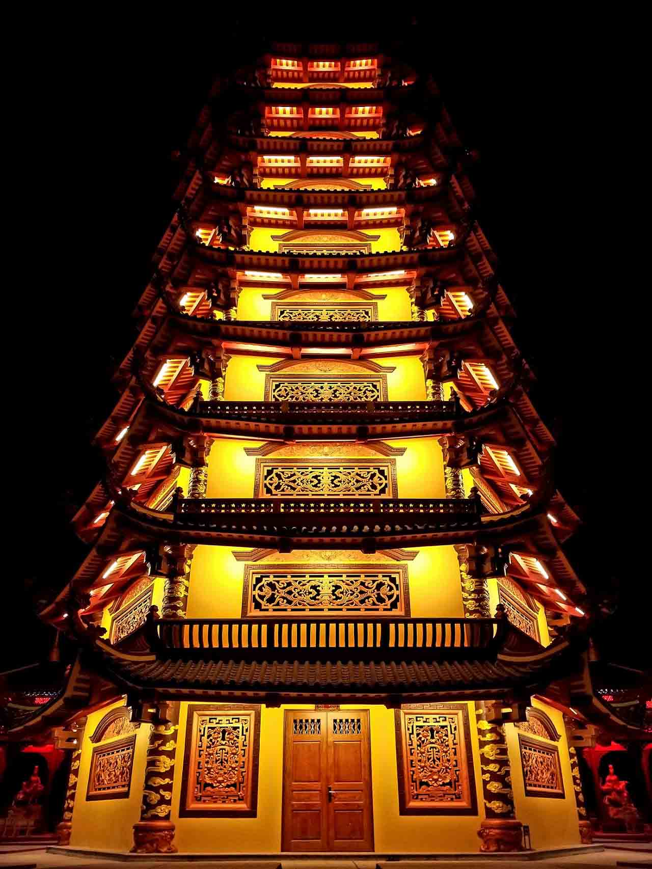 Bảo tháp chùa Phật Ngọc lung linh về đêm