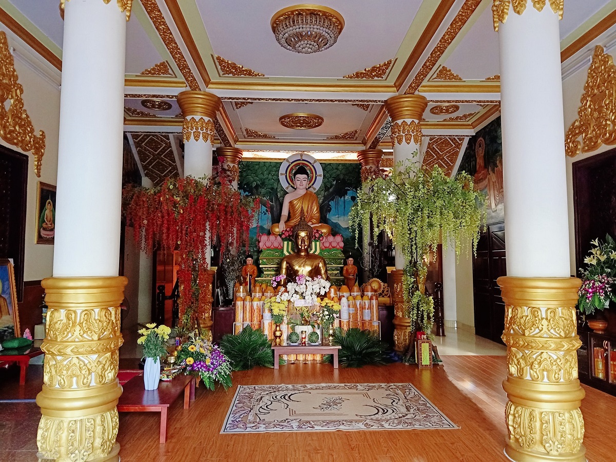 Bên trong chánh điện thờ Phật Thích Ca