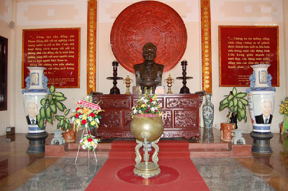Chính điện là nơi thờ cúng cố chủ tịch Phạm Hùng