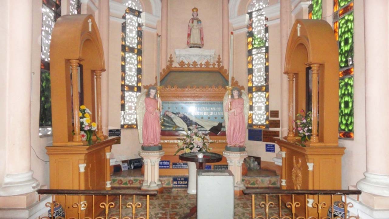 Bên trong nhà thờ Tân Định