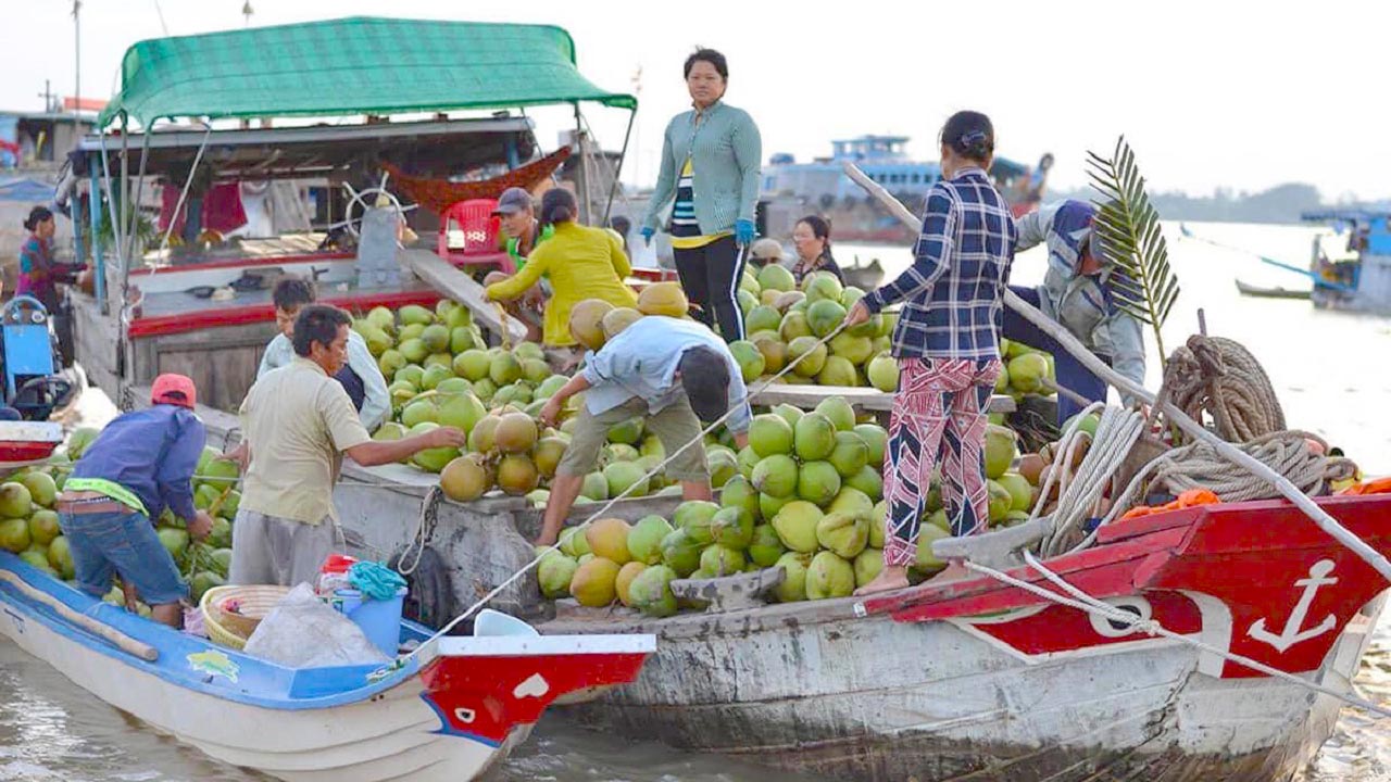 Cảnh buôn bán nhộn nhịp tại chợ nổi Long Xuyên