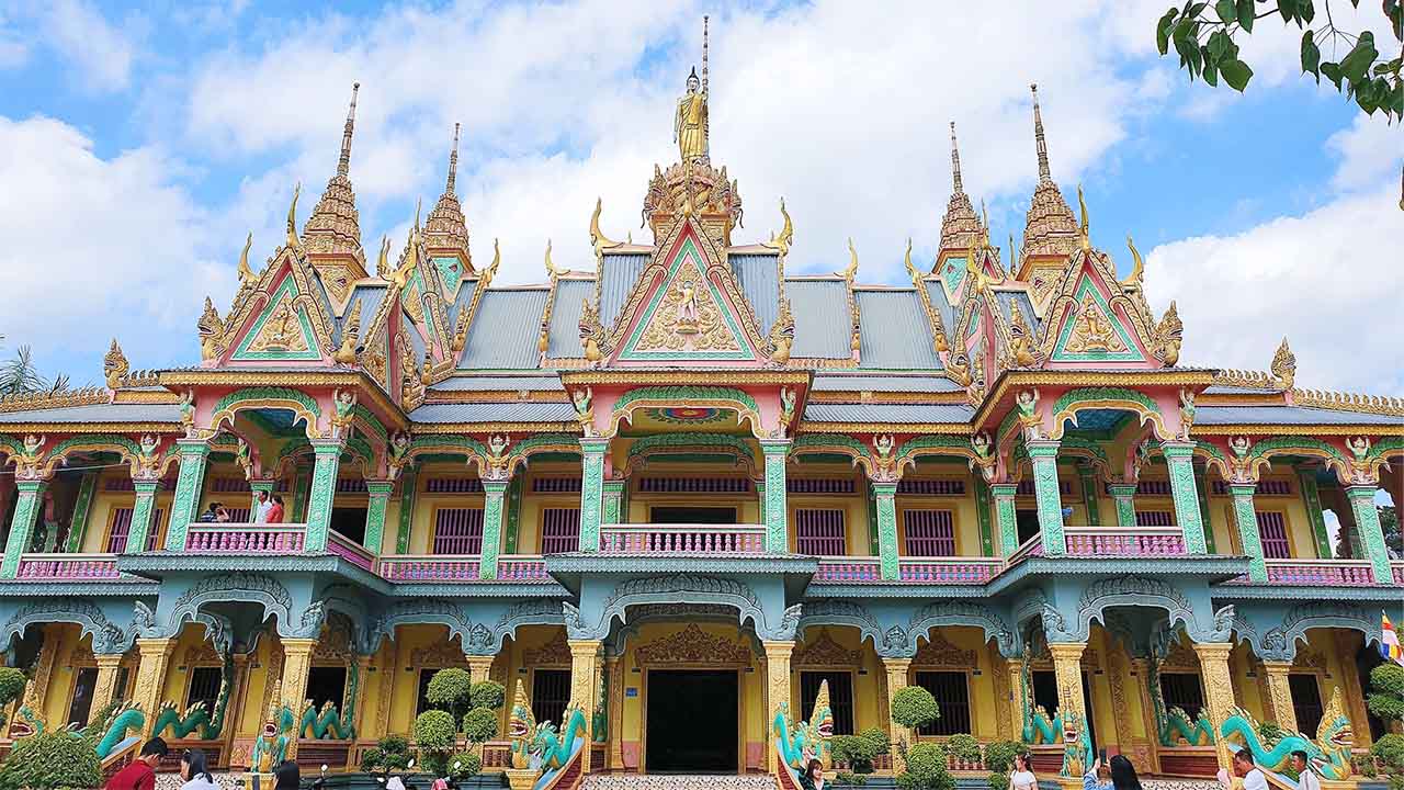 Chánh điện chùa Som Rong