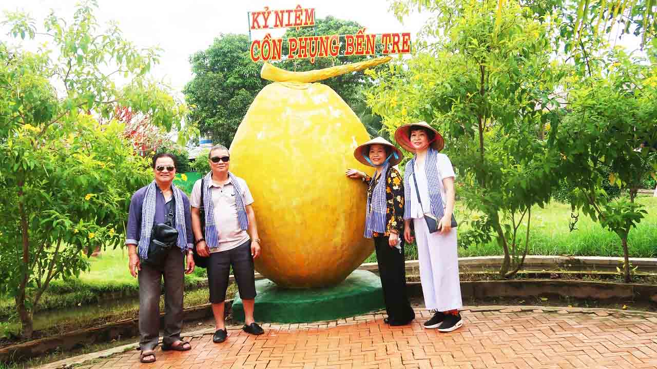 Check-in trái dừa khổng lồ tại khu du lịch Cồn Phụng