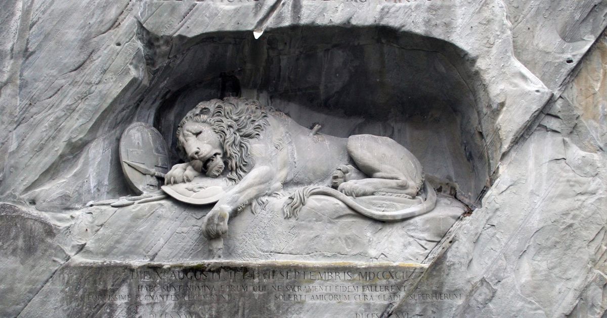 Chú sư tử với khuôn mặt buồn tại Lucerne