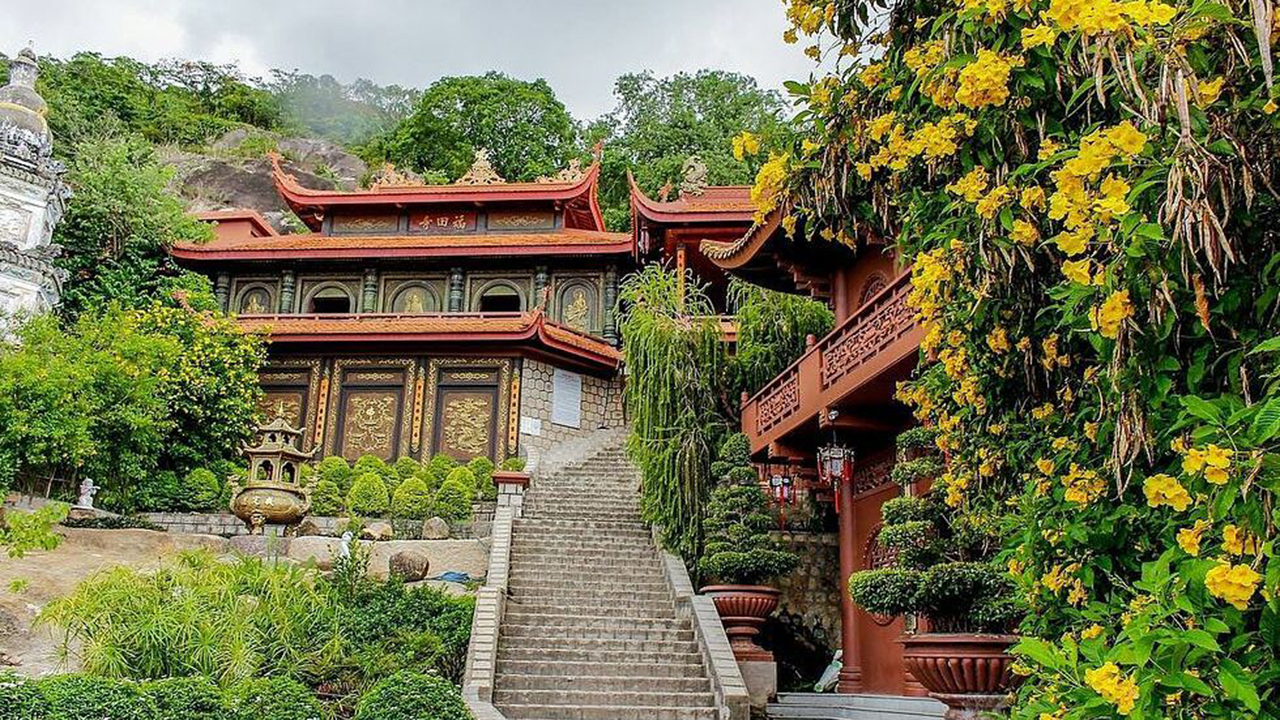 Chùa An Giang - chùa Hangg