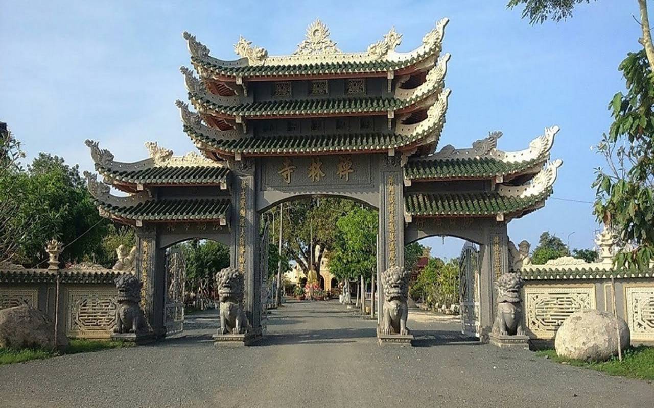 Cổng chùa uy nghiêm với kiến trúc ấn tượng