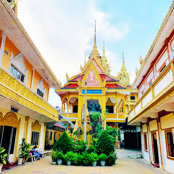 Phía trước chánh điện chùa Khmer Munir Ansay