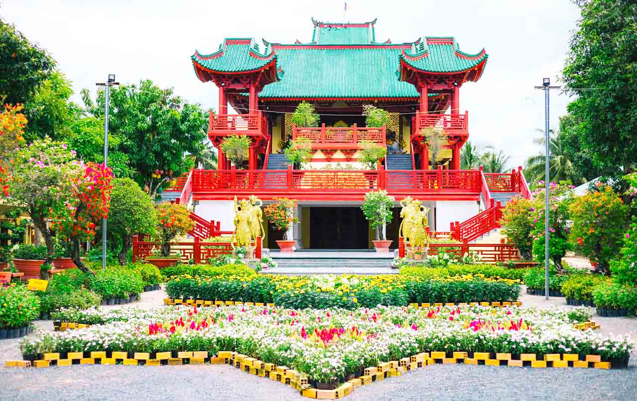 Khuôn viên trong chùa Lầu An Giang
