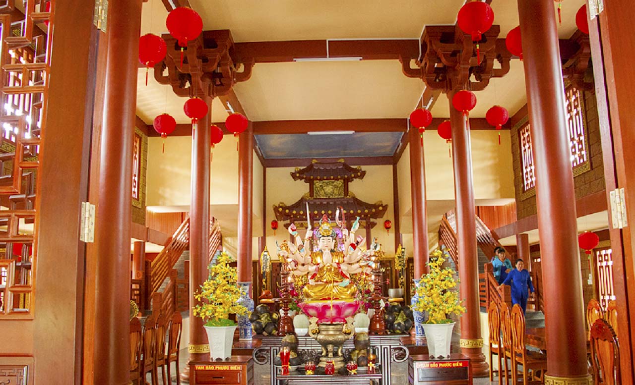 Bên trong chính điện của chùa Lầu Tịnh Biên