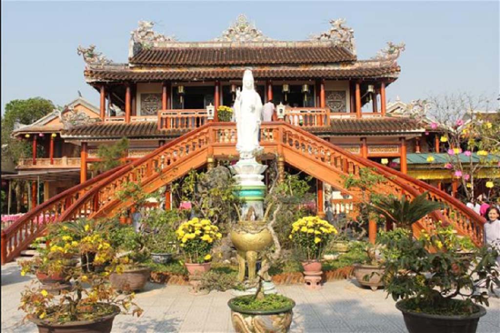 Chánh điện chùa Phước Hậu Vĩnh Long trang nghiêm rộng lớn