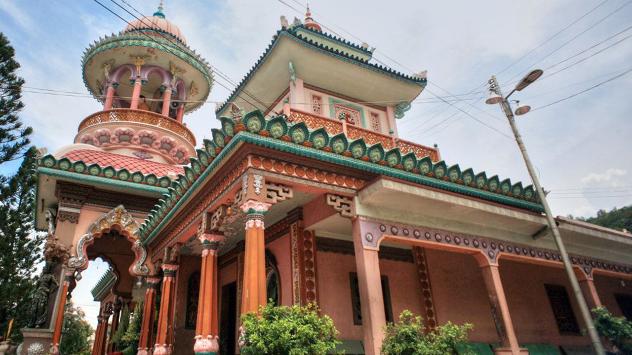 Màu sắc rực rỡ sỡ là một đặc điểm khác của kiến trúc Ấn Độ tại chùa Tây An..