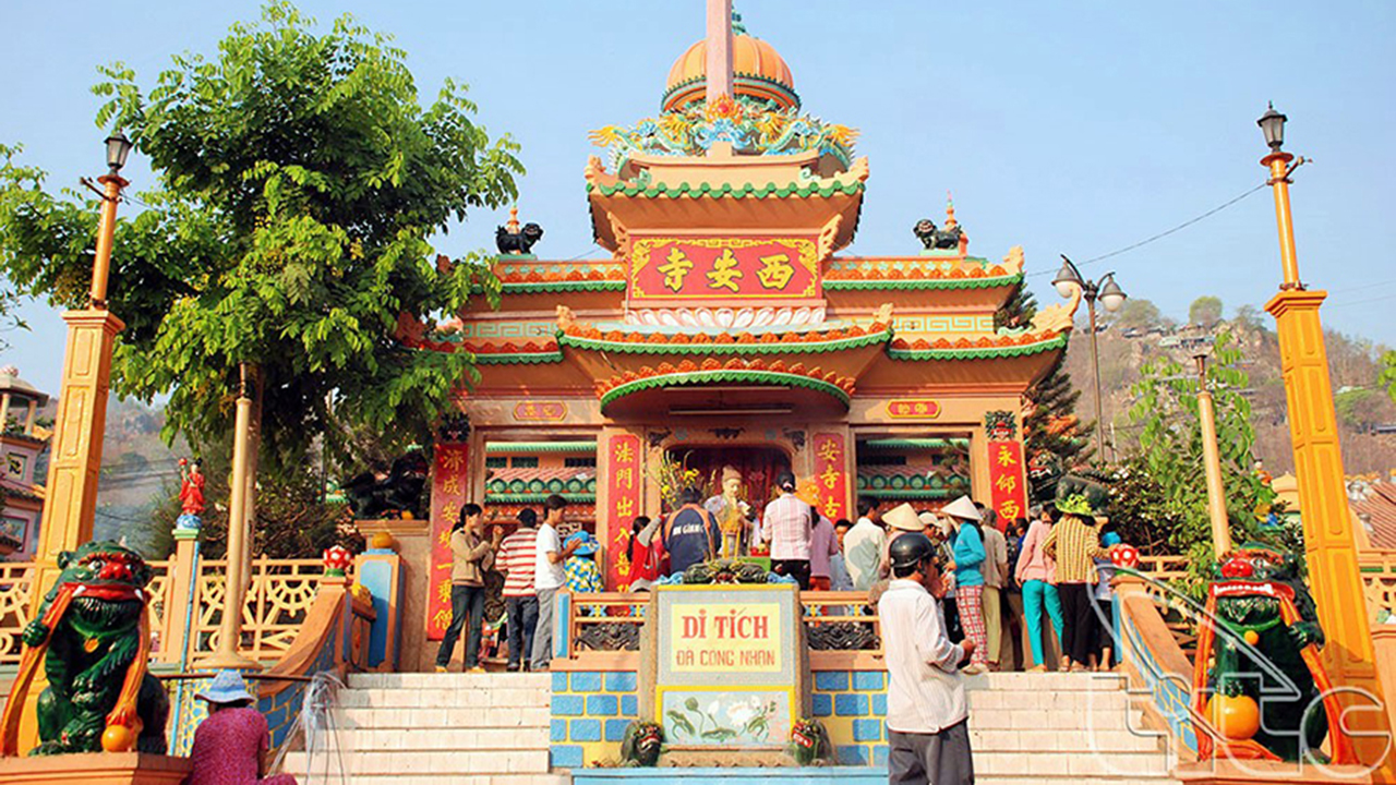 Cổng Tam Quan của chùa nổi bật với tượng Quan Âm Thị Kính