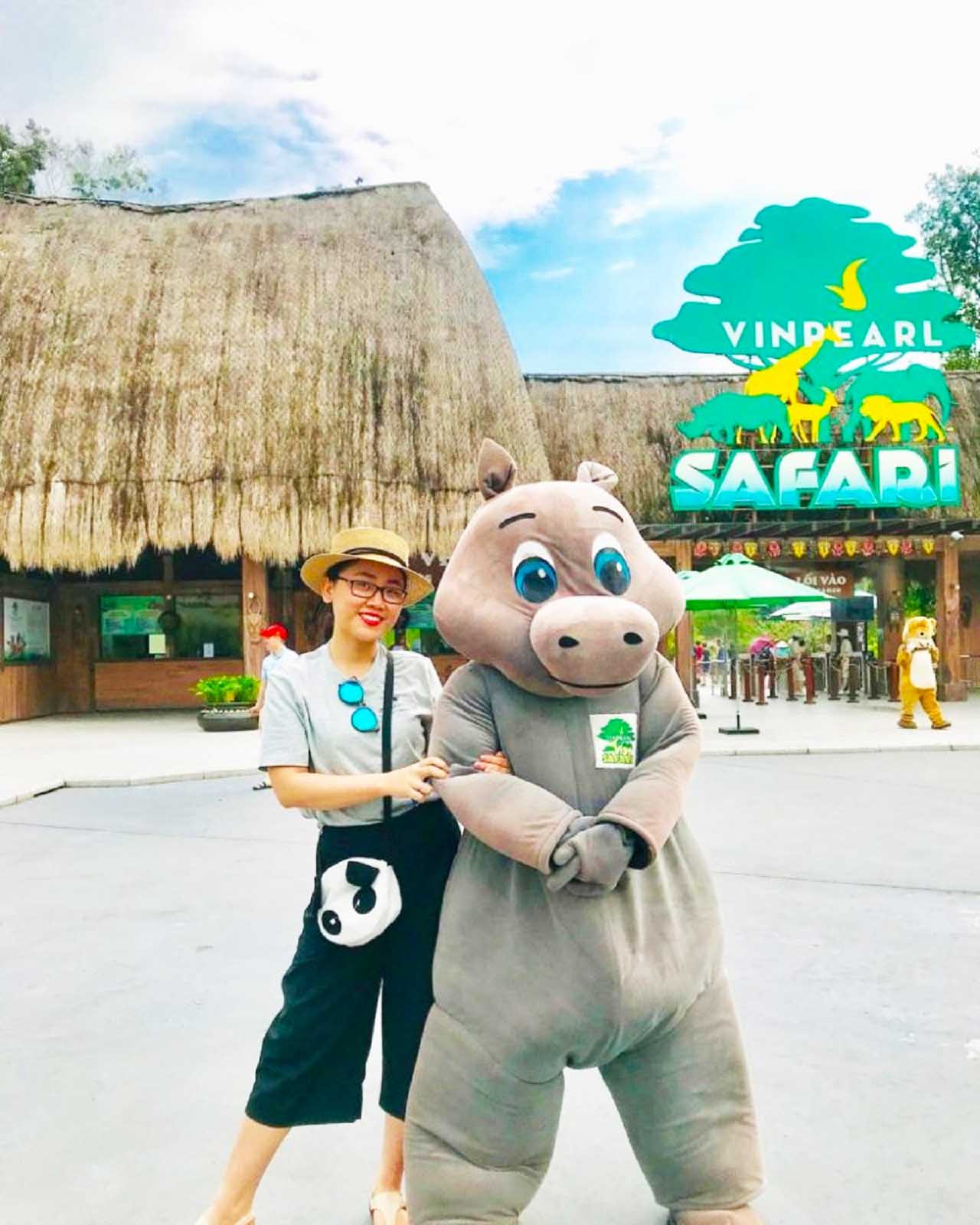 Chụp hình với Mascot tại Safari Phú Quốc