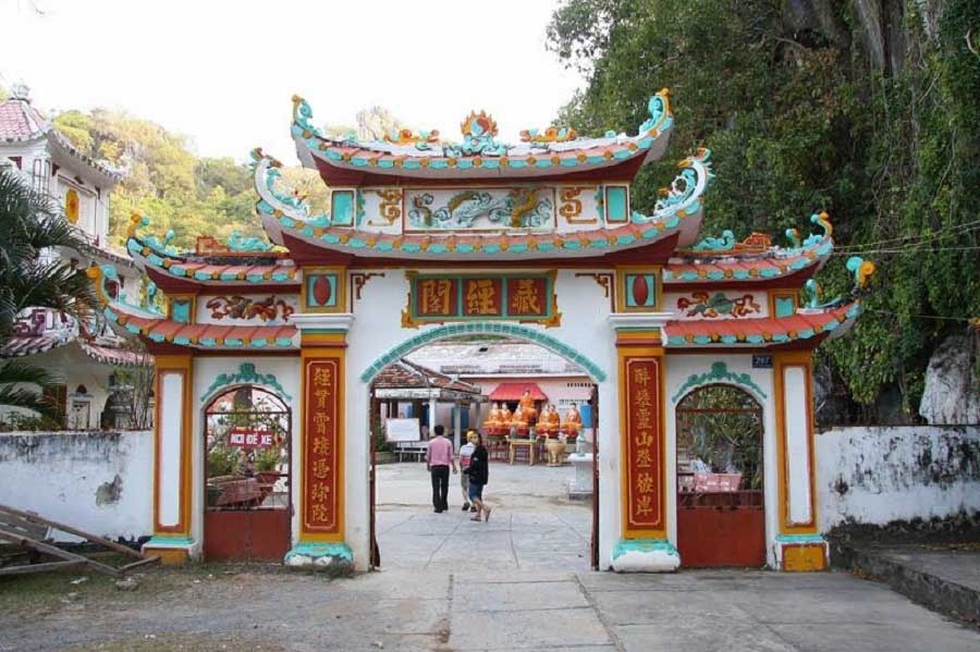 Cổng chùa Hang - du lịch tâm linh Kiên Giang