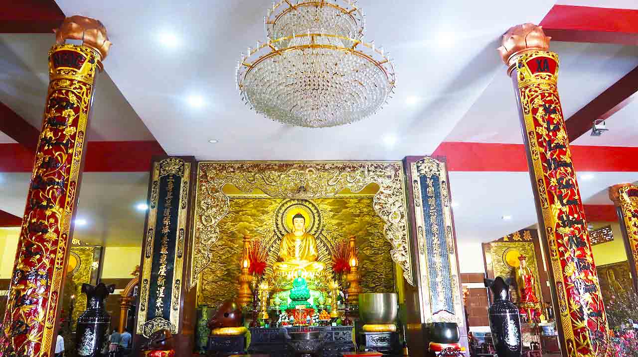 Đại sảnh chùa Phật Ngọc Xá Lợi toát lên vẻ uy nghiêm