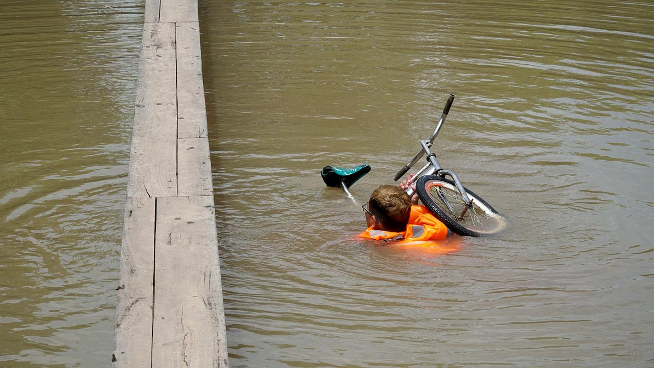 Đạp xe té xuống nước