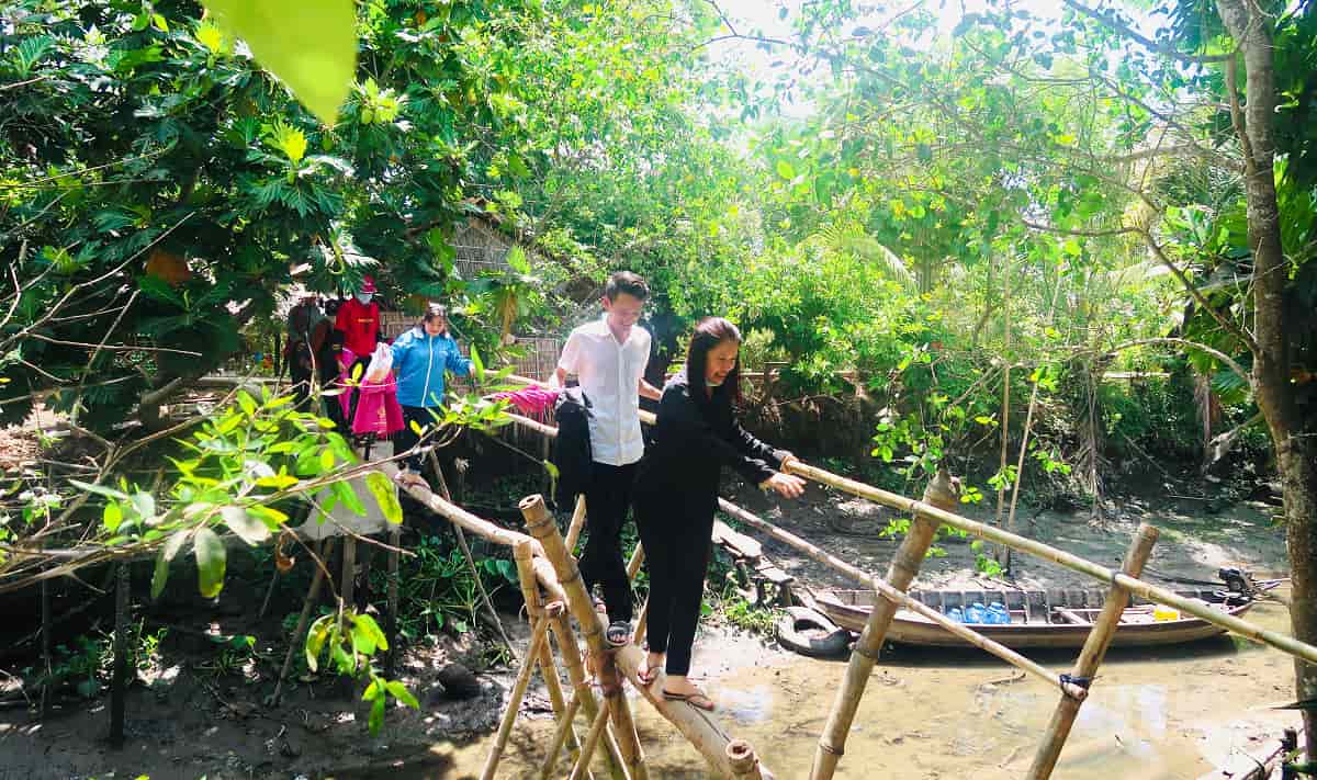 Trải nghiệm đi cầu khỉ tại Cồn Sơn