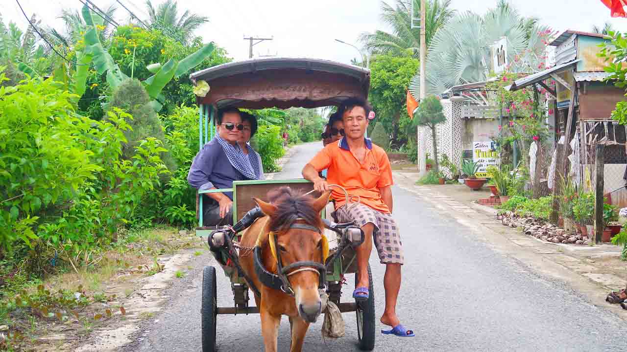 Du khách trải nghiệm đi xe ngựa trên đường làng