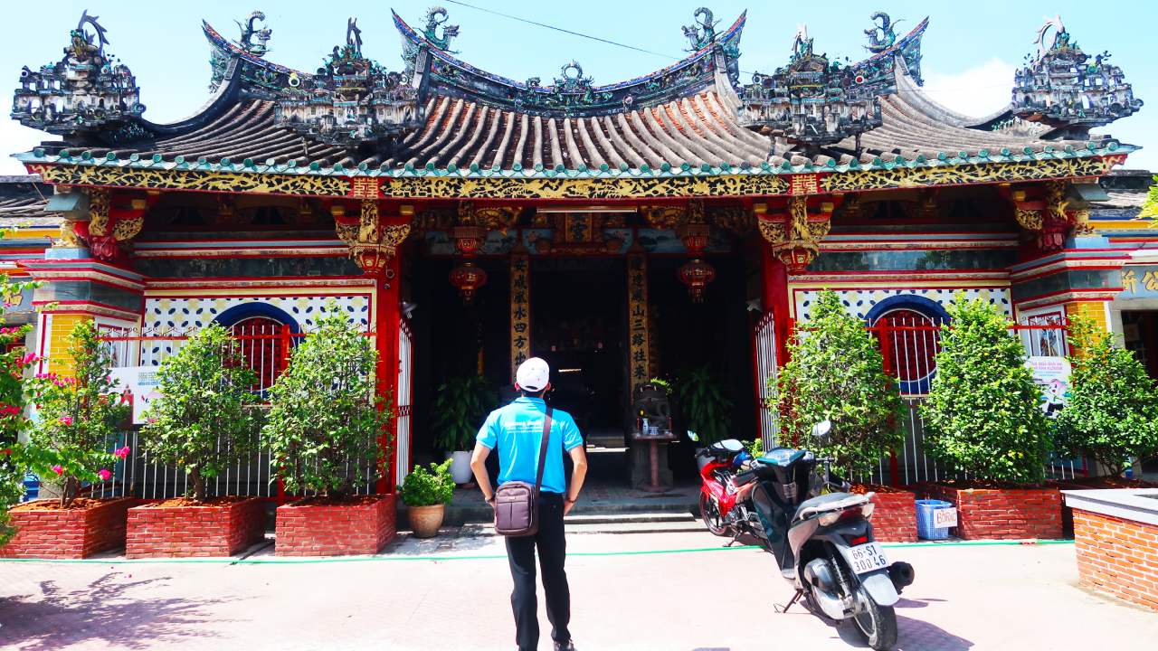 Hình ảnh du khách đến chùa