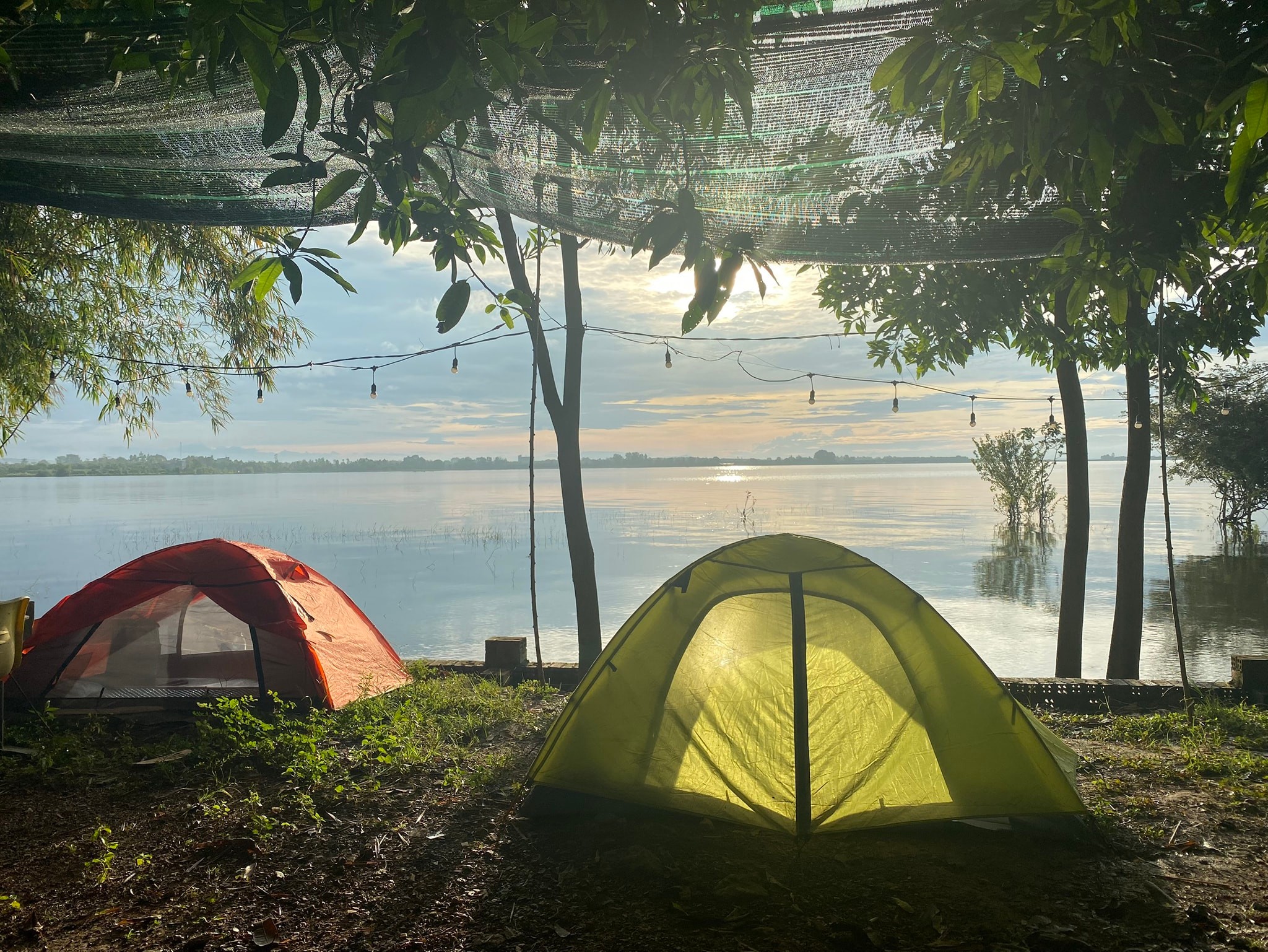 Ngắm cảnh ở hồ Trị An