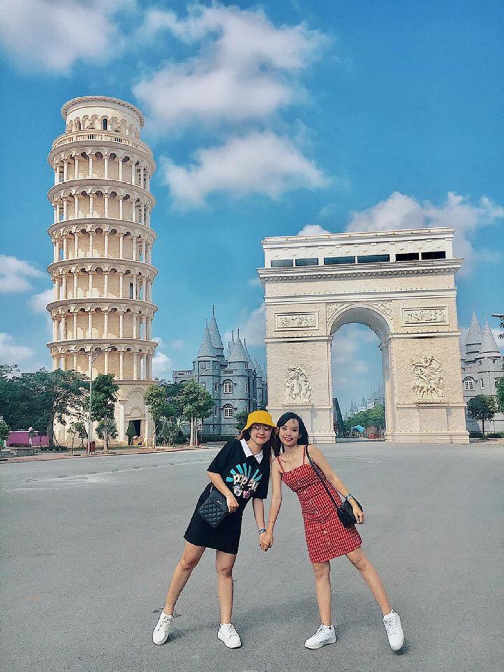 Khải Hoàng Môn của Pháp và tháp nghiêng Pisa của Ý - hình mô phỏng tại công viên Kittyd & Minnied