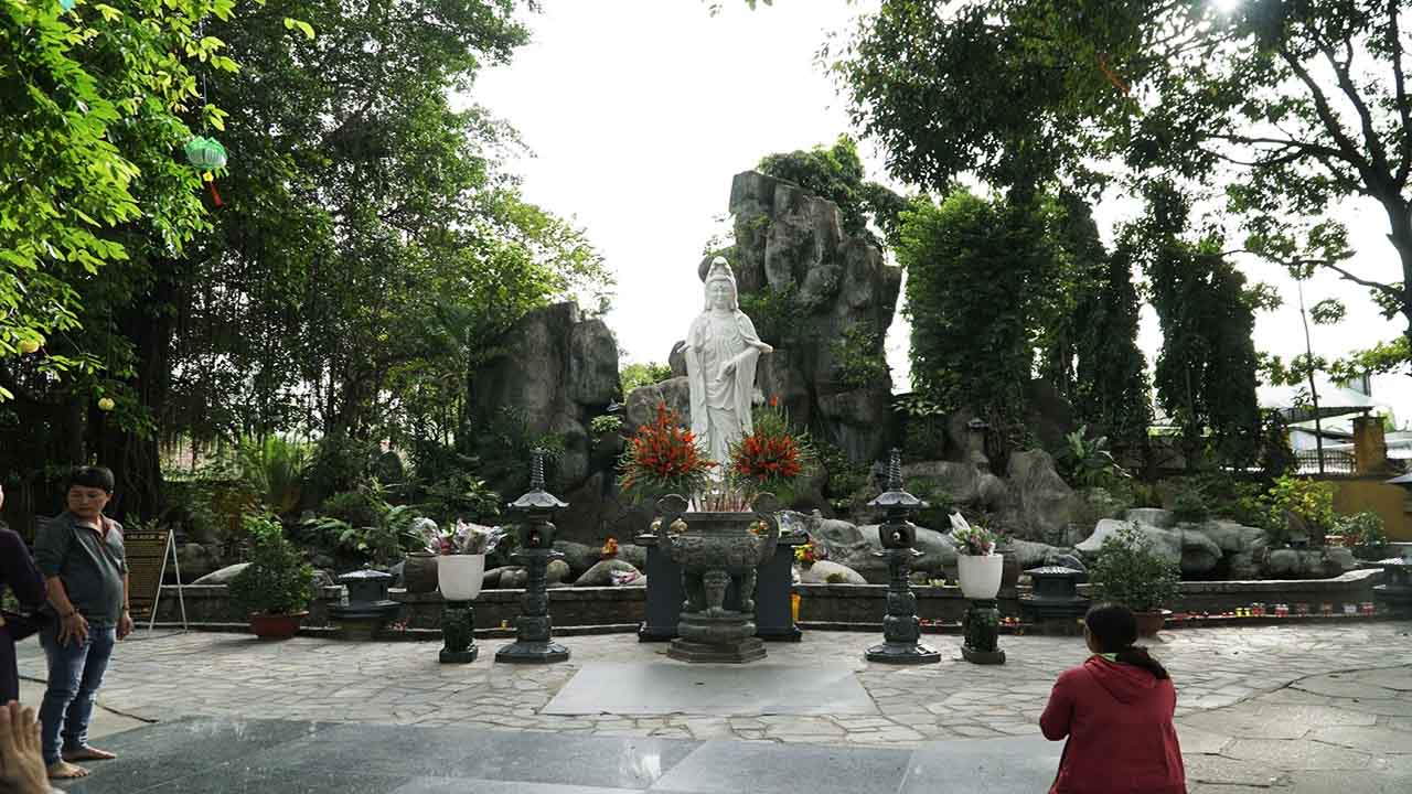 Khuôn viên chùa