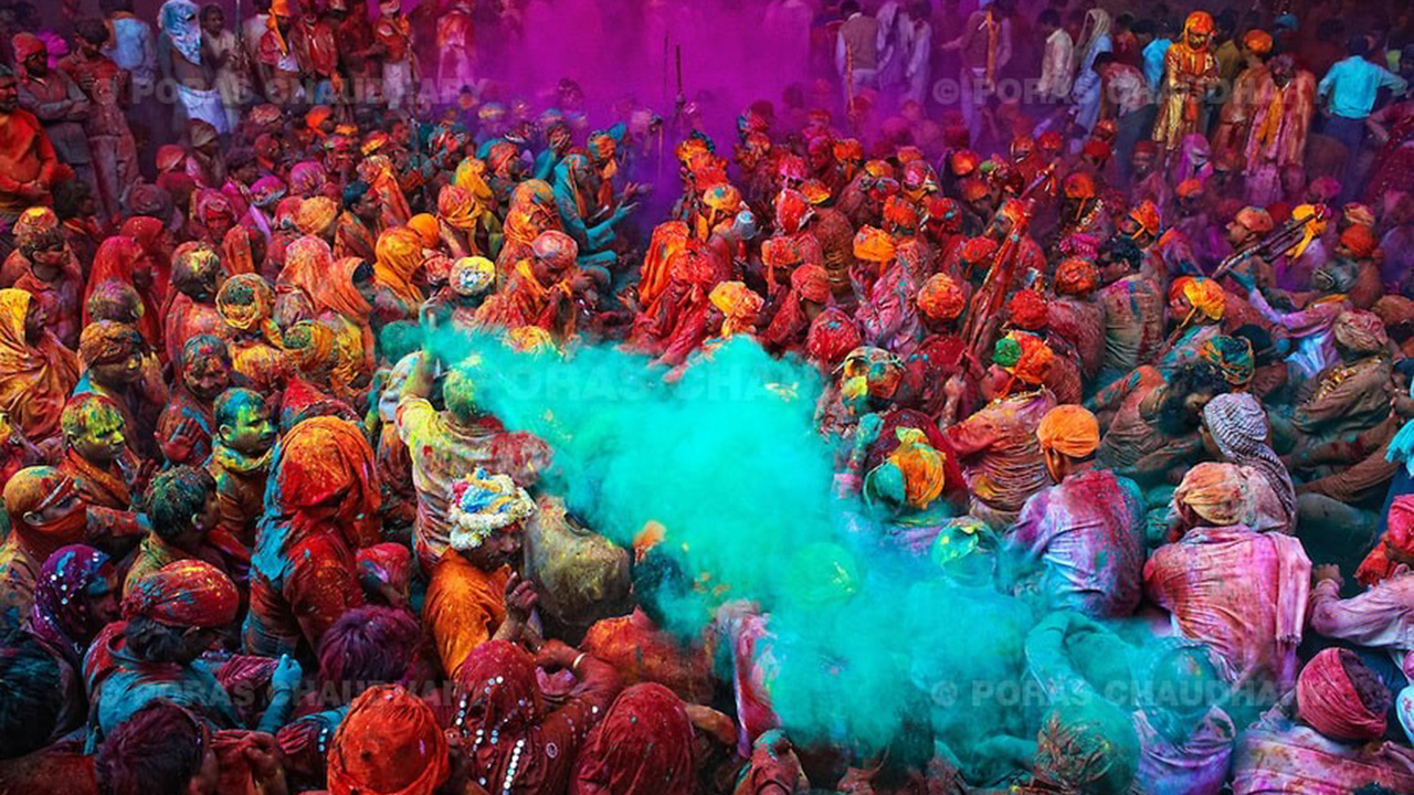Holi là một lễ hội mùa xuân của người theo đạo Hindu ở Ấn độ và Nepal, còn được gọi là lễ hội màu sắc hay lễ hội chia sẻ tình yêu.