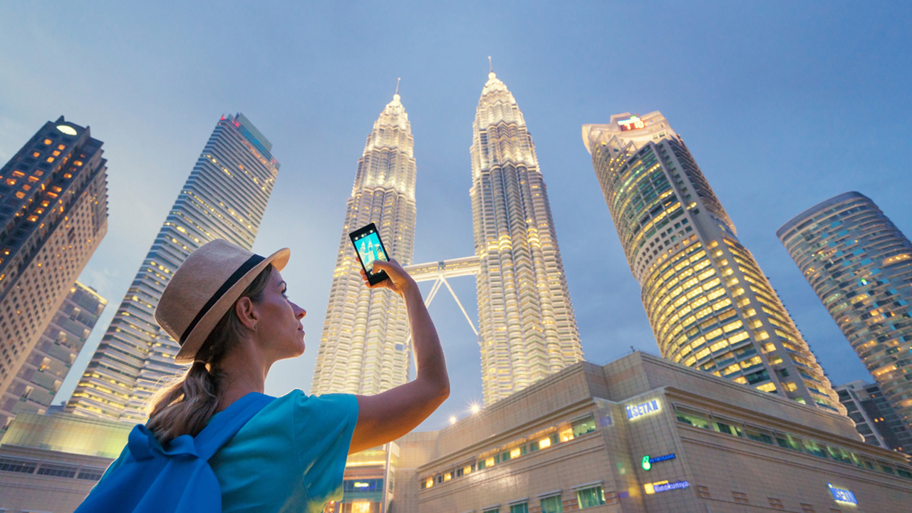 Khách du lịch hào hứng tháp đôi nổi tiếng của Malaysia