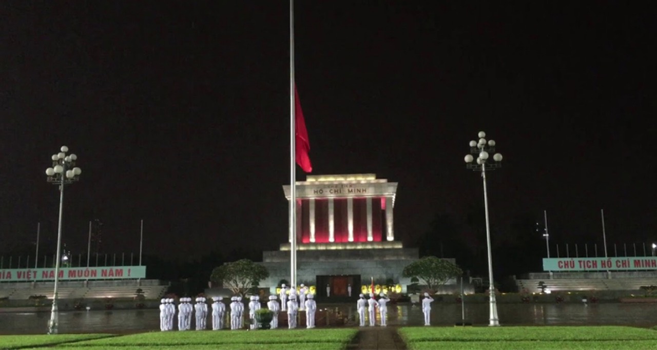 Lễ hạ cờ ở Lăng Chủ tịch
