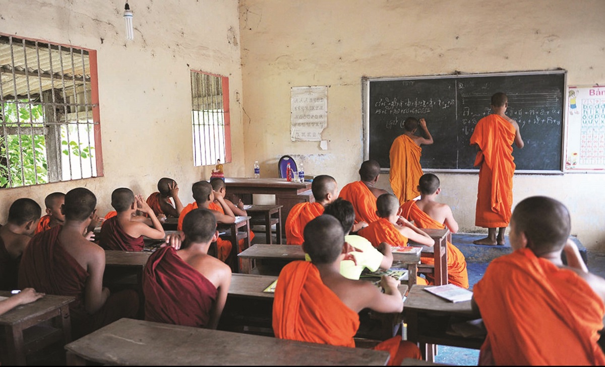 Lớp học trong chùa Khmer
