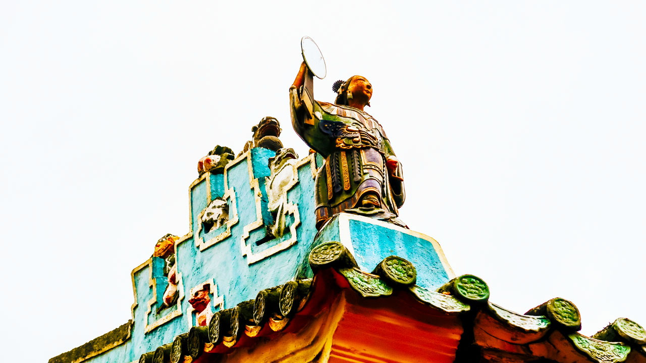 Hình tượng ông Nhật bà Nguyệt trên mái chùa