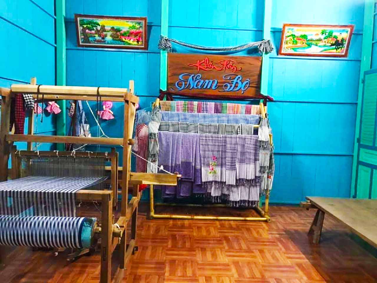 Những chiếc khăn rằn sóc ca rô màu tím - sự kết hợp hài hòa giữa truyền thống và hiện đại