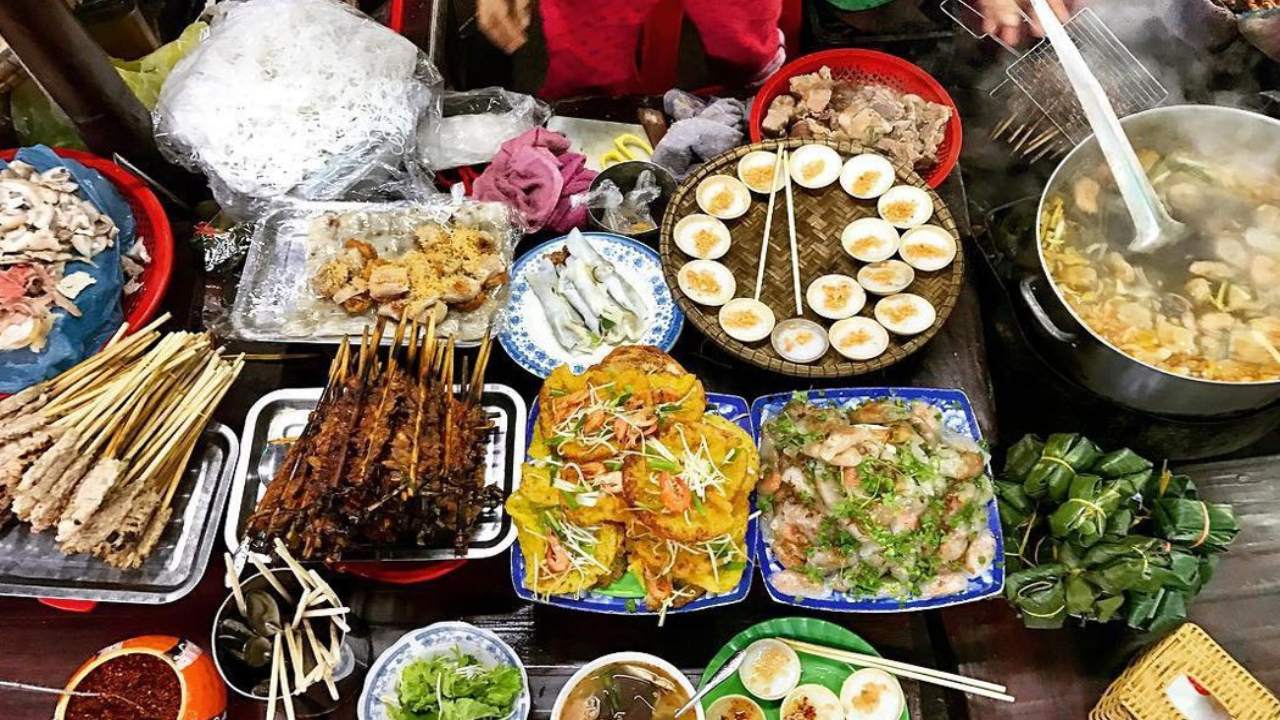 Ăn vặt ở đường đi bộ Hồ Chí Minh