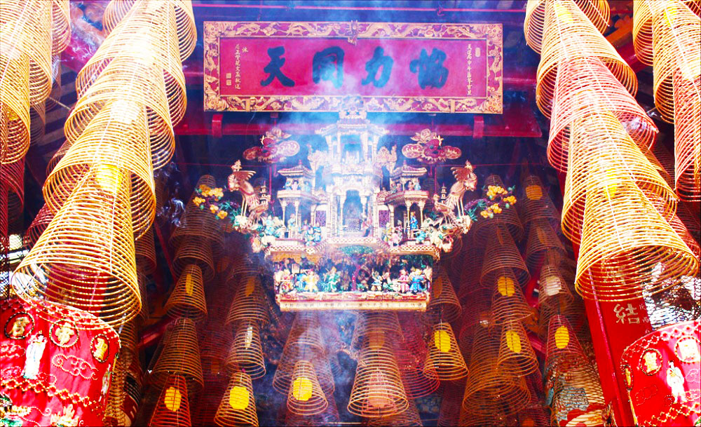 Nhan khói nghi ngút trang nghiêm trong chùa ở Cần Thơ