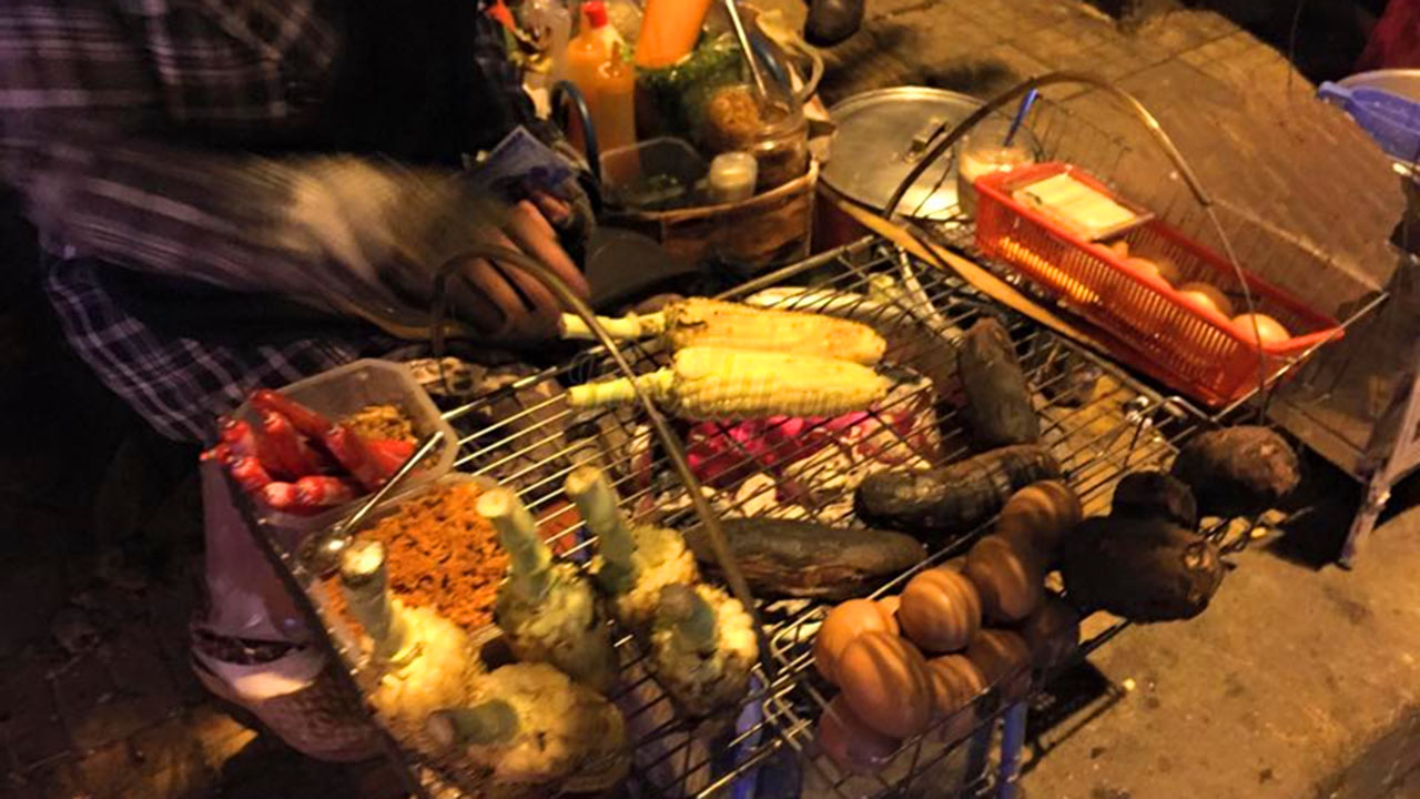 Ăn vặt tại chợ đêm Đà Lạt