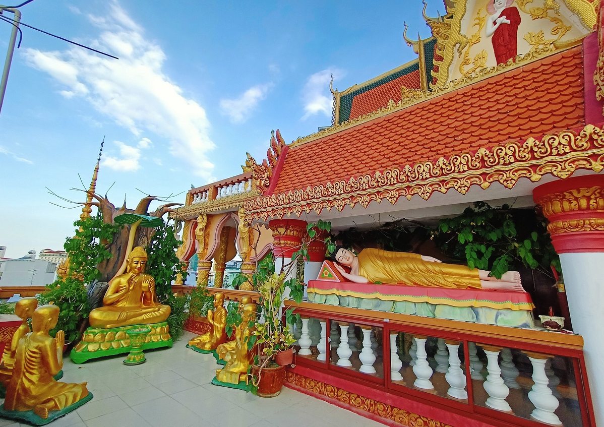 Sân thượng trên chùa Khmer