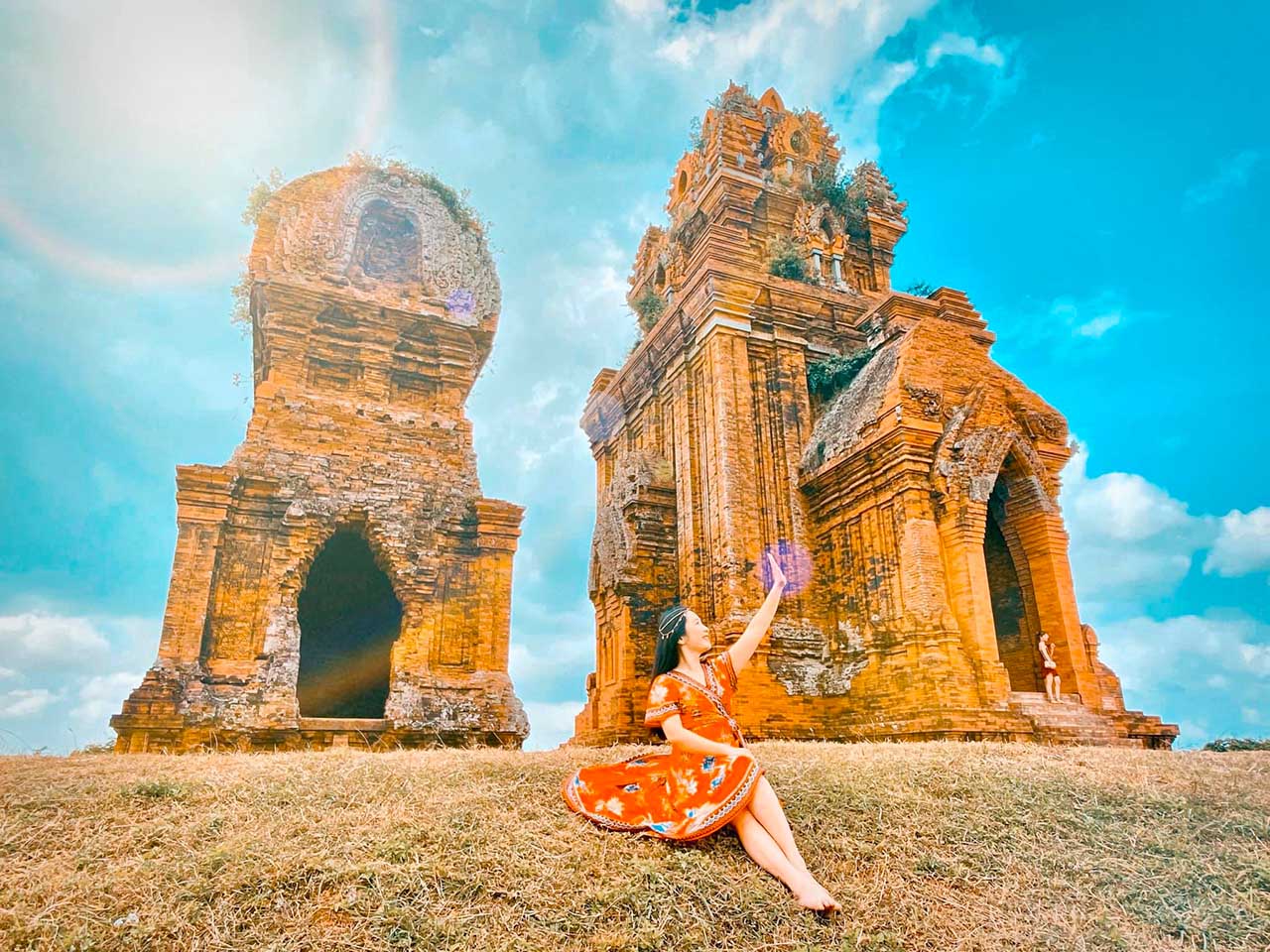 Chụp ảnh cực đẹp tại tháp Bánh Ít ở Quy Nhơn Bình Định
