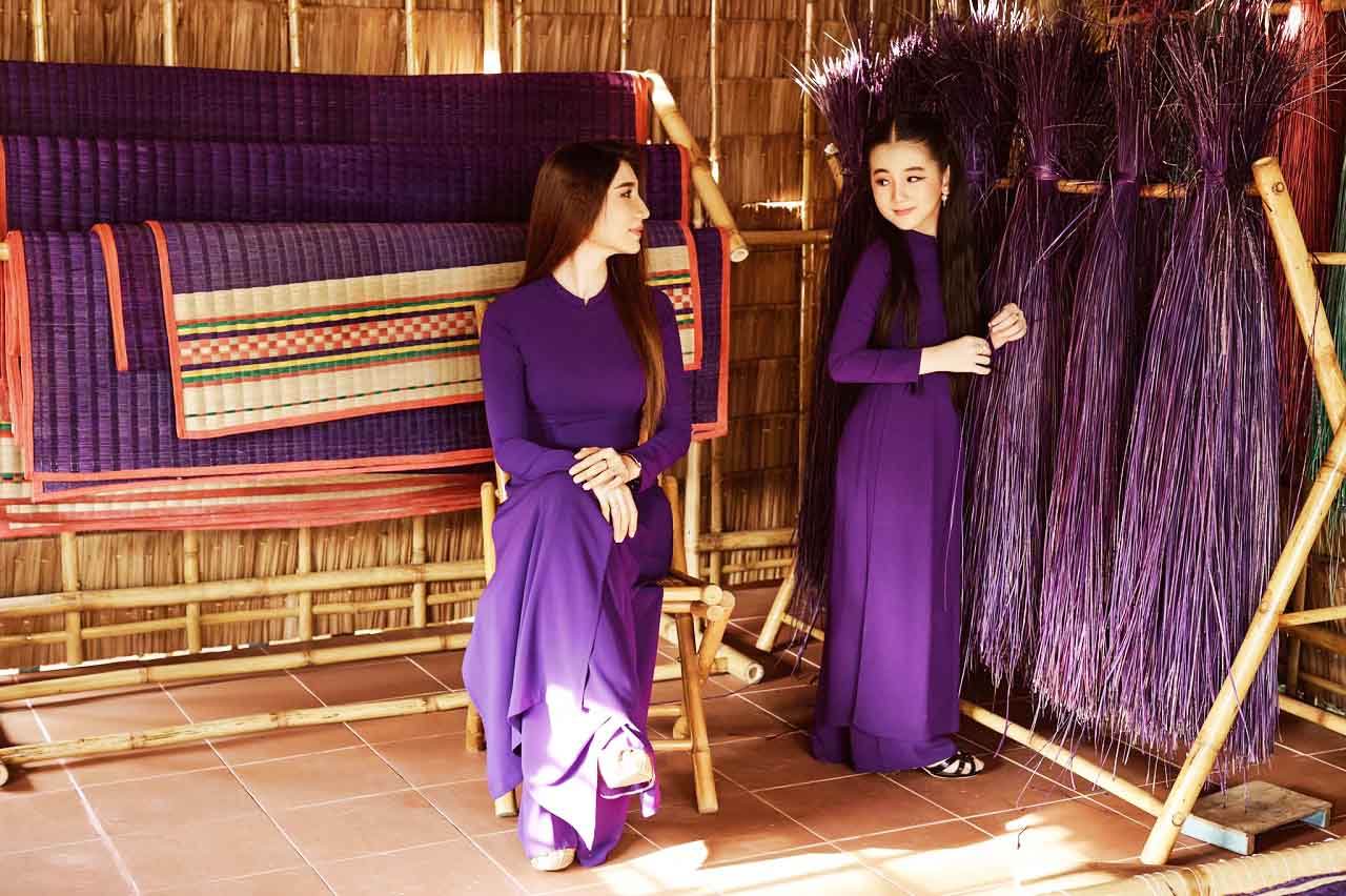 Các thiếu nữ trong bộ áo dài màu tím chụp ảnh tại không gian làm chiếu truyền thống