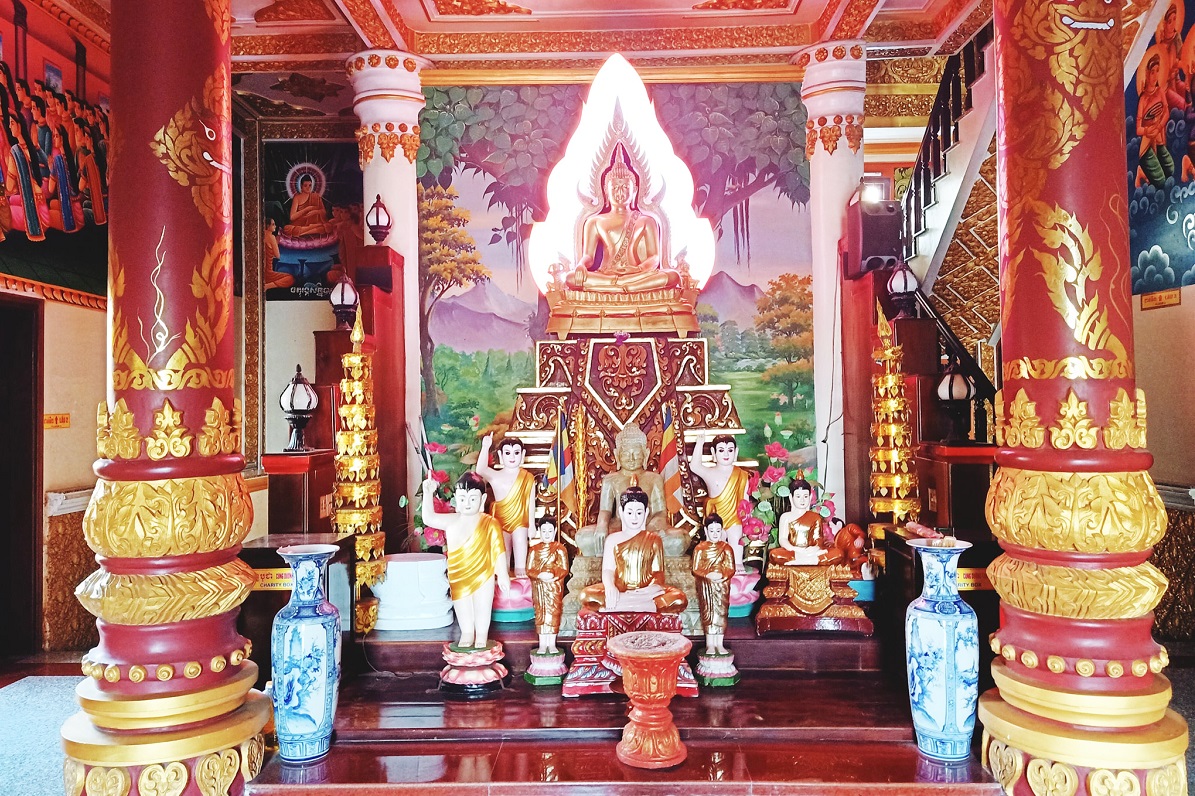 Tượng Phật Thích Ca trong chánh điện chùa Munir Ansay