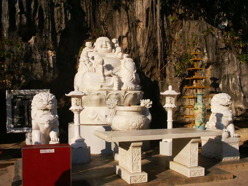 Tượng thờ bên trong chùa Hang