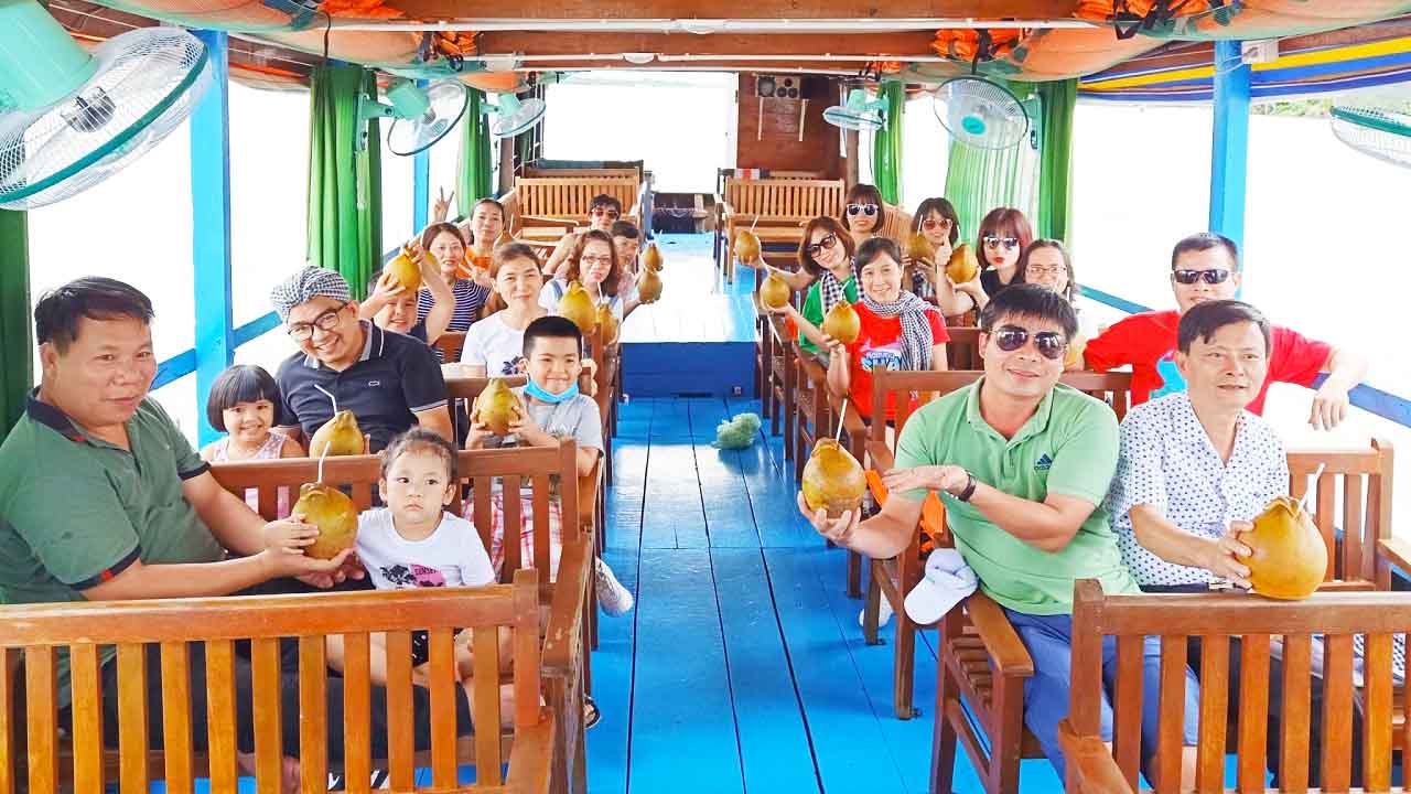 Thức thức dừa tươi trên tàu - Tour du lịch cồn Thới Sơn