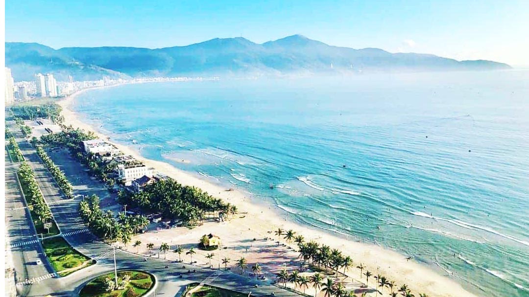 Tắm biển Mỹ Khê - Một trong những bãi biển đẹp nhất ở Việt Nam