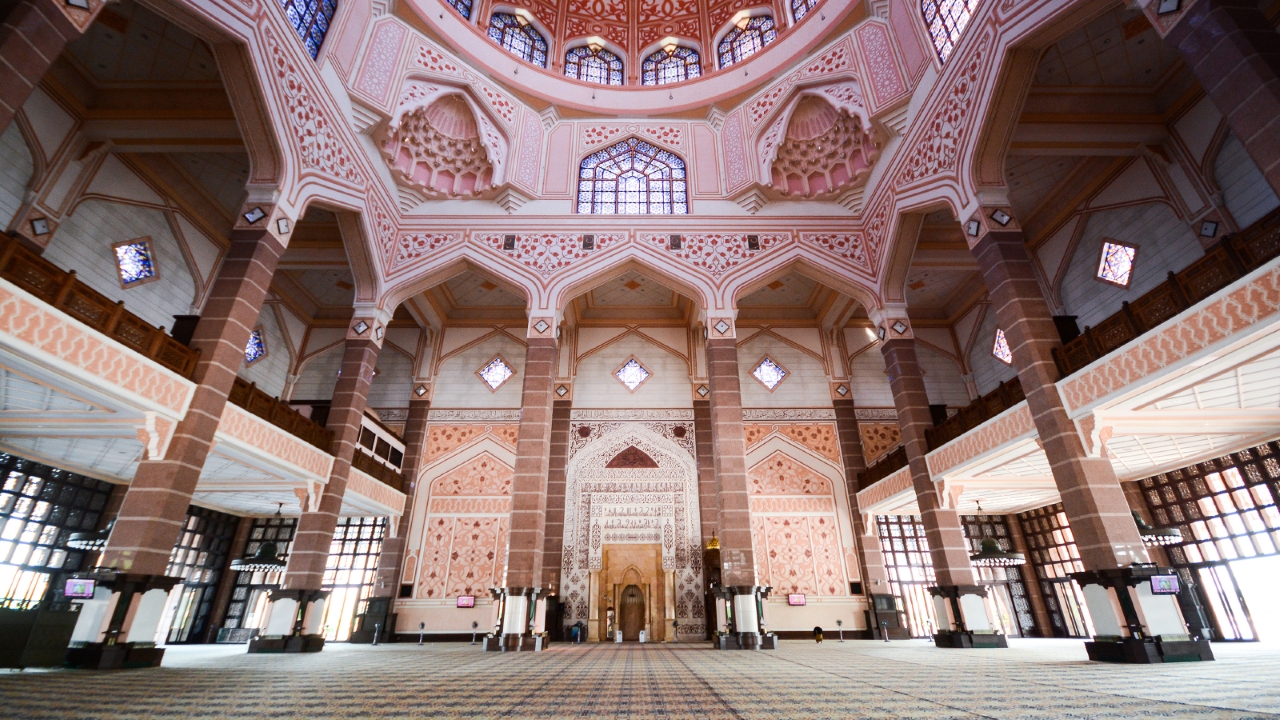 Tour Singapore Malaysia 5 ngày 4 đêm: Thánh Đường Hồi Giáo Putra Mosque màu hồng đặc biệt